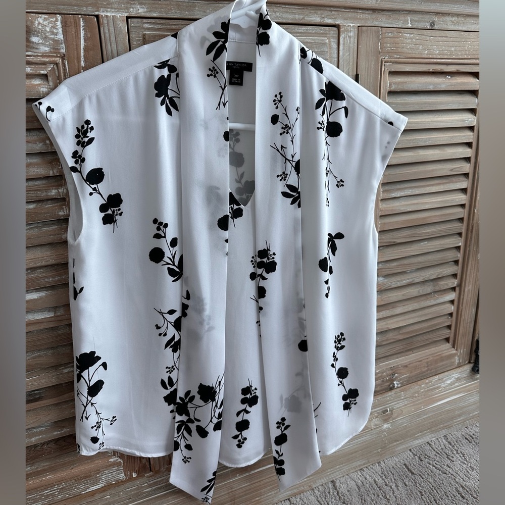 Ann Taylor White with Black Floral Pattern Sleeveless Tie Blouse (Size XSP)